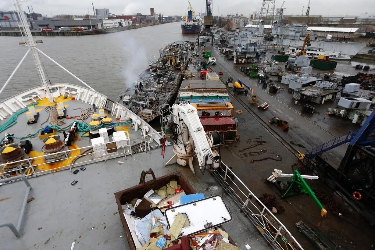 Утилизация кораблей читтагонг. Читтагонг кладбище кораблей. Аланг индия кладбище кораблей. Переработка судов. Утилизация кораблей в россии.