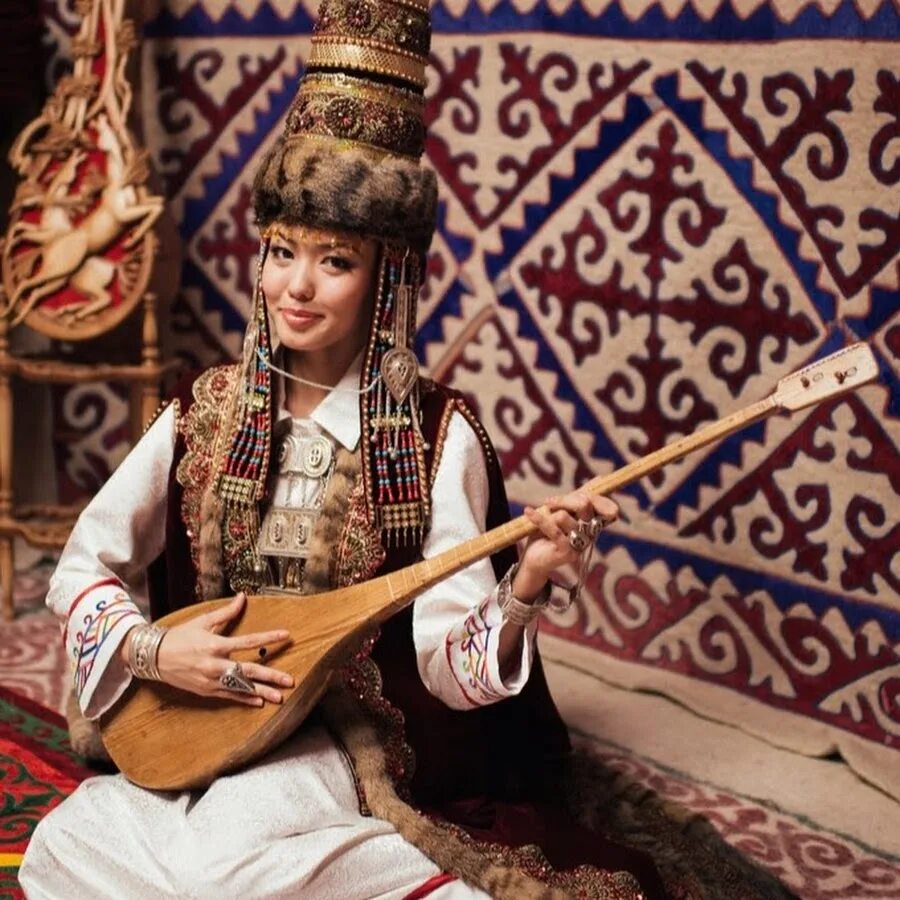 Kazakh traditional. Культура казахов домбра. Казах с домброй. Традиционный казахский костюм. Казахский народный костюм.