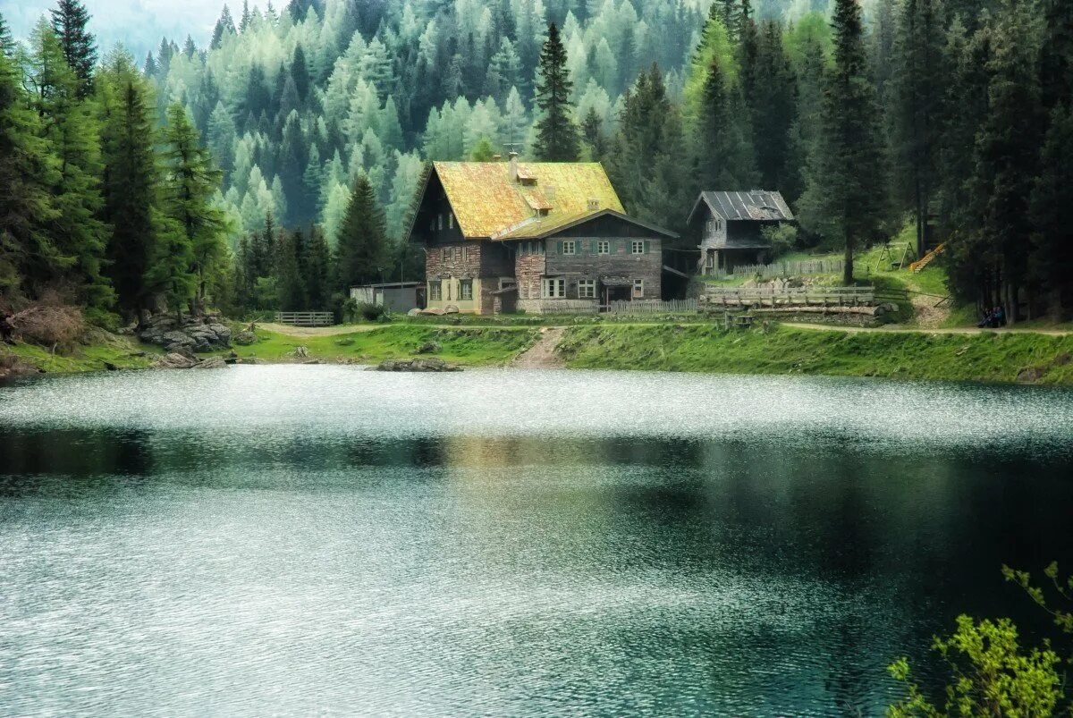 Дом за озером 4. Домик у озера. дом в лесу у реки. дом в лесу у озера.