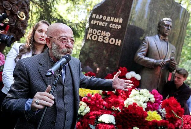 Могила иосифа кобзона сегодня фото В первую годовщину смерти Иосифа Кобзона народному артисту СССР открыли памятник