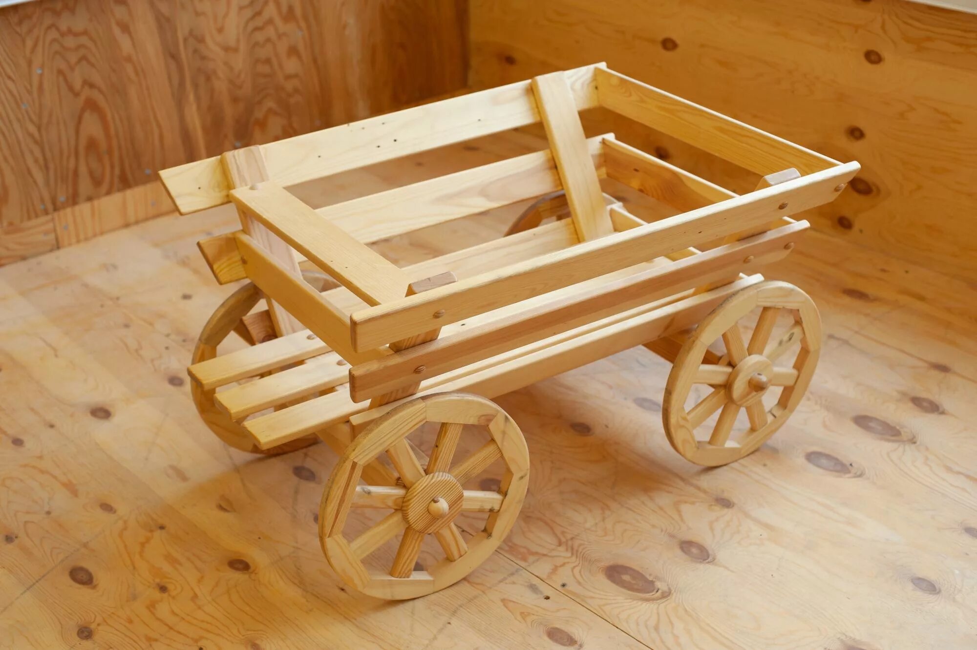 тачка детская деревянная. декоративная тележка для цветов из дерева. телега из дерева своими руками. повозка своими руками. телега из дерева своими руками.