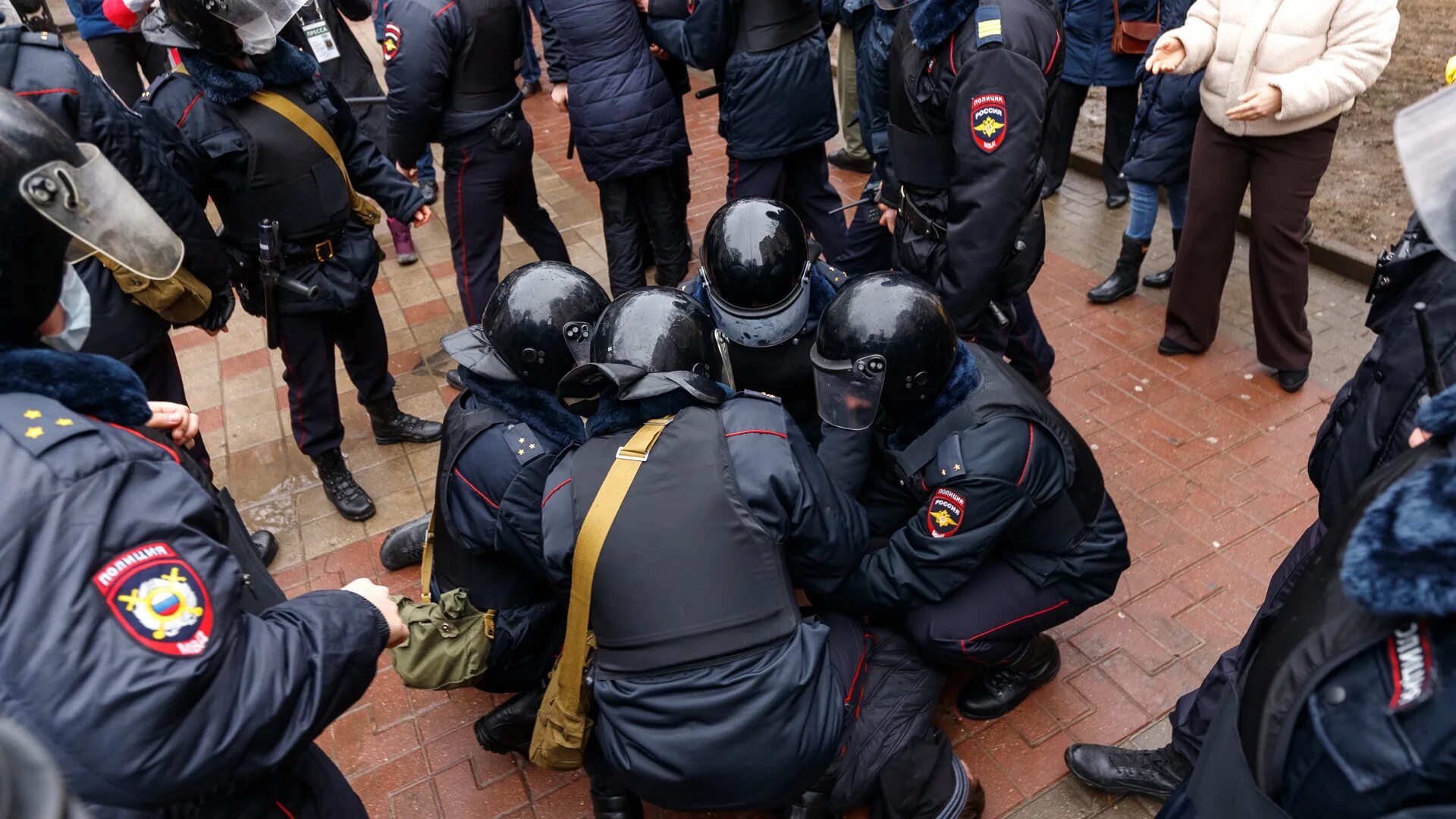 Волнения в Ростове на Дону. Новости Ростова-на-Дону сегодня 161. Новости Ростова сегодня. Фотографии задержанных с ростовкой.