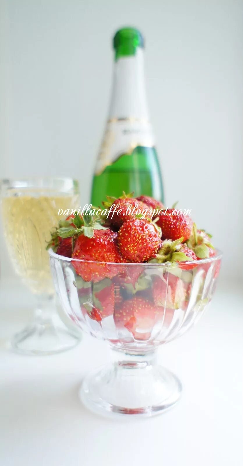 Maison strawberry champagne. Шампанское с клубникой. Холодное шампанское с клубникой. Клубника с шампанским. Шампанское клубника со сливками.