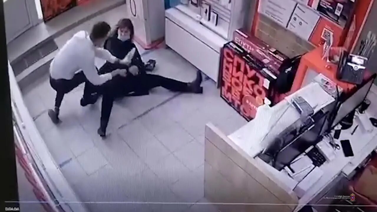 Украли 1000 рублей. Кража в магазине. Девушка ворует в магазине. Женщина кража в магазине. Попытка кражи из магазина.