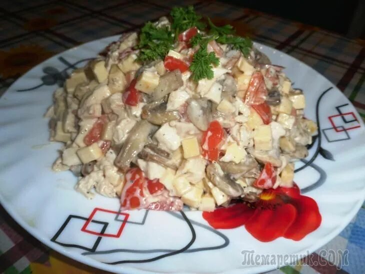 Салат с филе грибами сыром. Салат с помидором курицей грибами и сыром. салат с копченой курицей и помидорами и шампиньонами. салат курица шампиньоны сыр помидоры. салат курица с шампиньонами и сыром и помидорами.