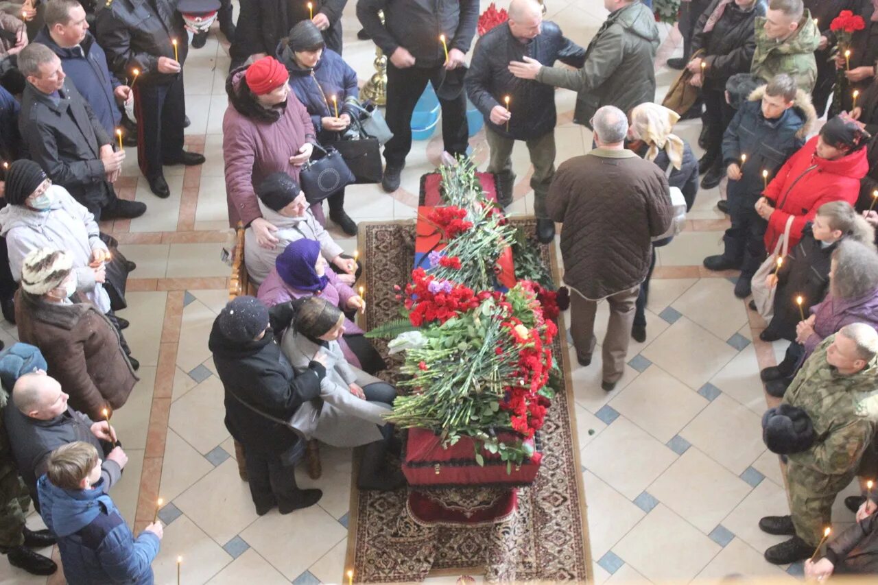 Родителям погибшего военнослужащего на украине. Похороны военнослужащего.