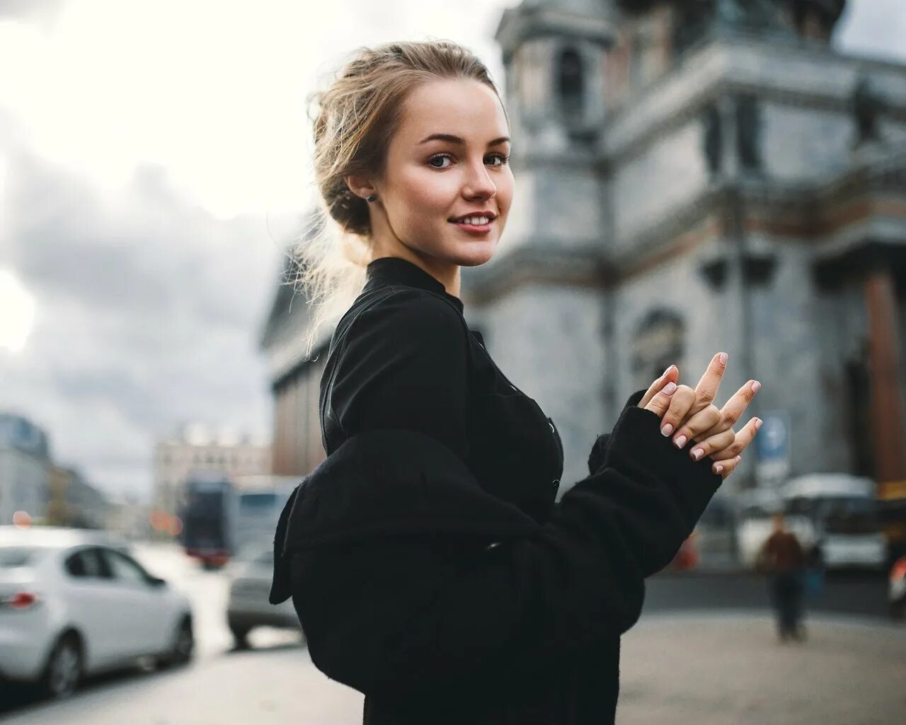 Протас ксения павловна петрозаводск. Женщины на улице летом. Девушки города любима. Красивые девушки в летних сарафанах. Девушка на набережной.