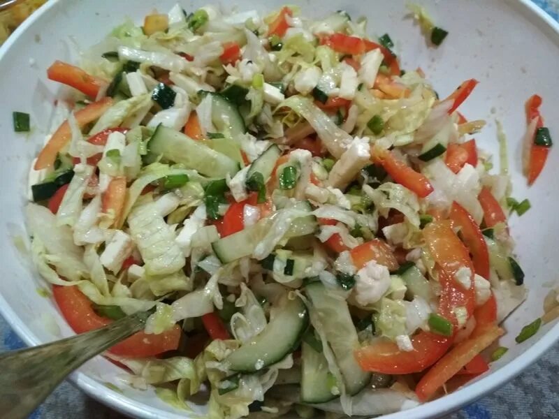 салат с капустой и брынзой. салат брынза с укропом. китайская капуста мизуна. салат с пекинской капустой и брынзой. салат капуста перец брынза.