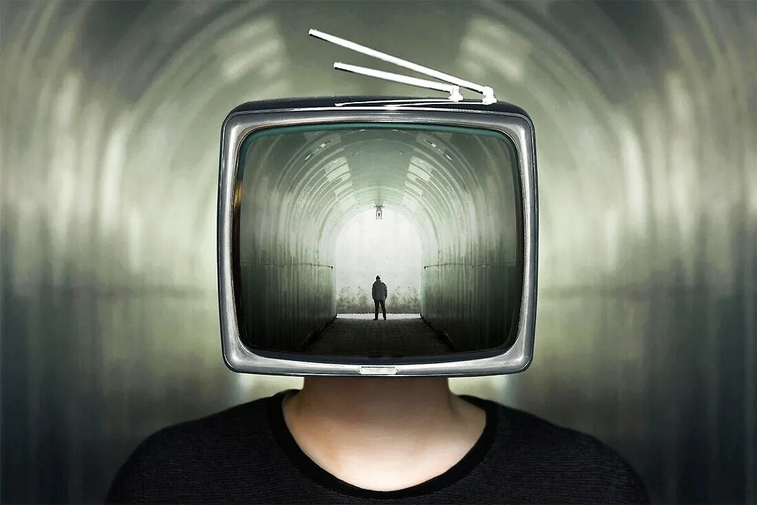Манипуляция обманом. Телевизор на голове. Человек телевизор. Человек с головой телевизора. Странный телевизор.