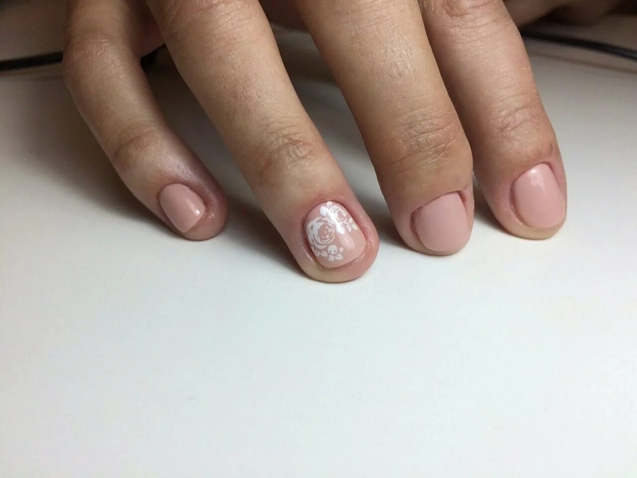 Ногти на короткую пластину. Ногти на короткую пластину. Бежевый маникюр на короткие ногти. Ногти на короткую пластину. Маленькие короткие ногти.