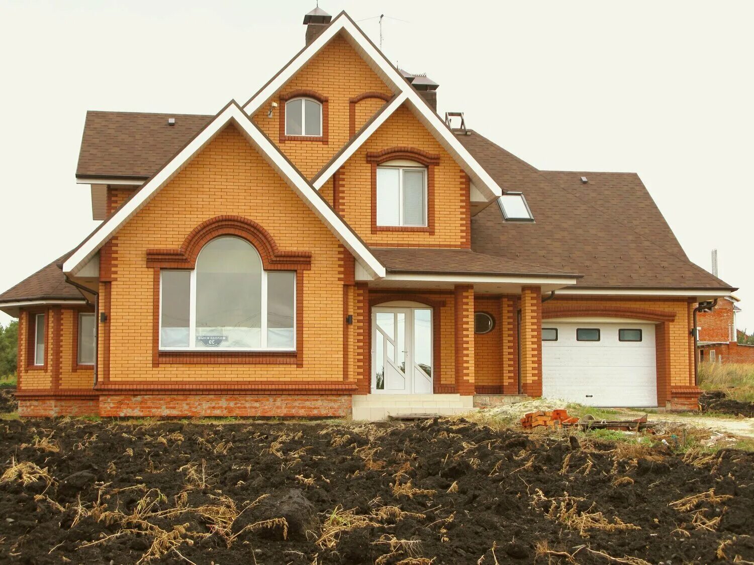 2 этажный дом. кирпичный коттедж 90х. кирпичный дом. дома в новых углах. частный дом.
