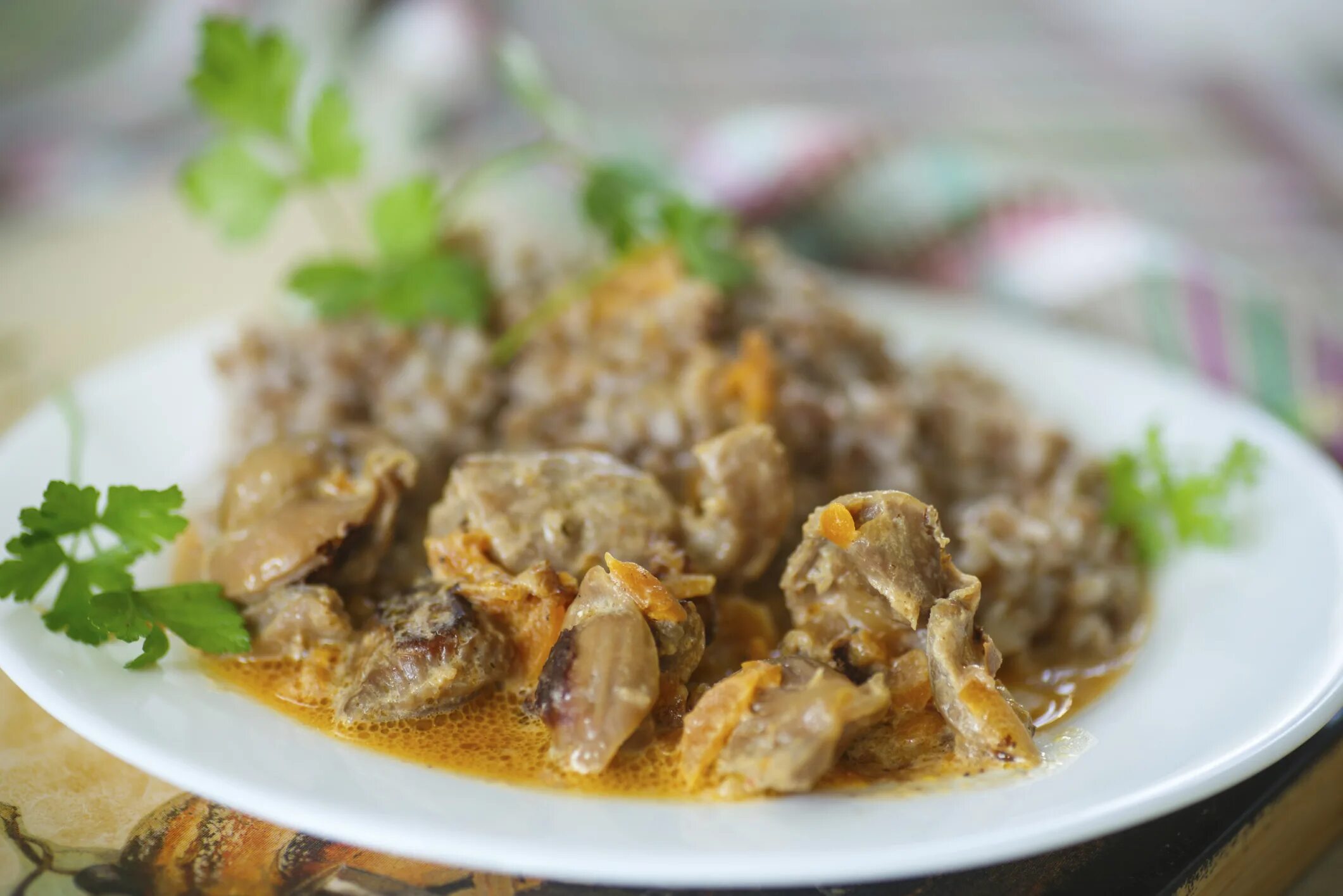Желудки куриные в сметане с морковью. Куриные желудки в соусе. желудочки куриные тушеные в сметане. куриные желудки в сметанном соусе. куриные желудки тушеные в соусе.
