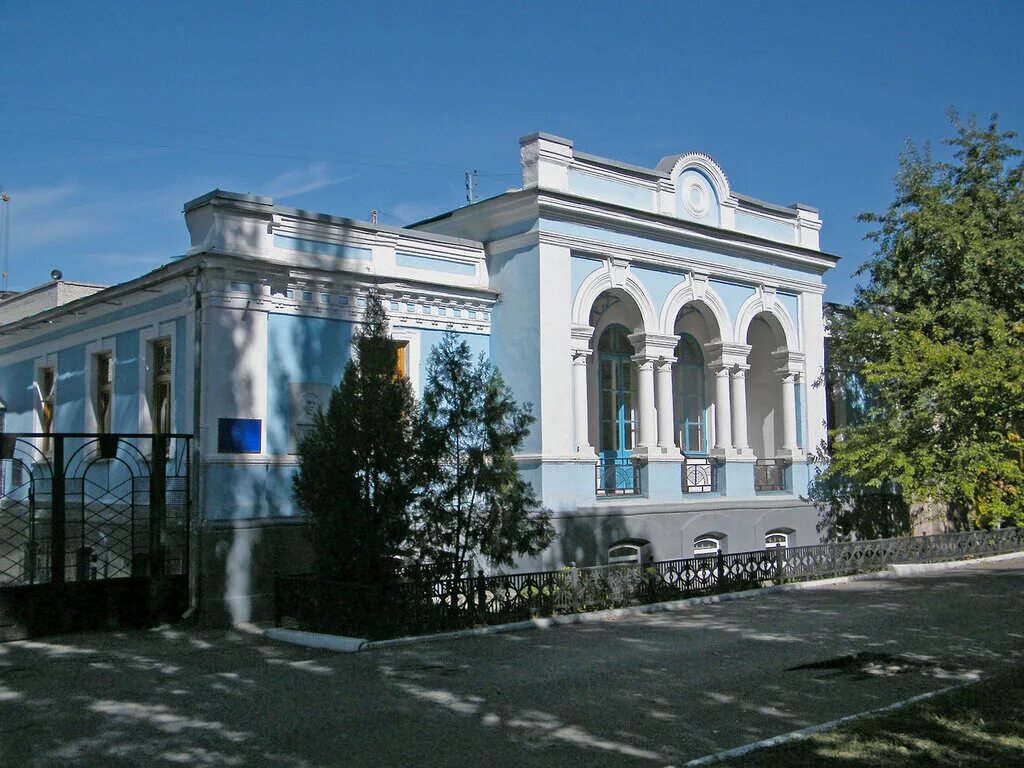 Луганск здания. Улица даля луганск. водолечебница луганск. русский драматический театр луганск. ул. даля 5 г. луганск.