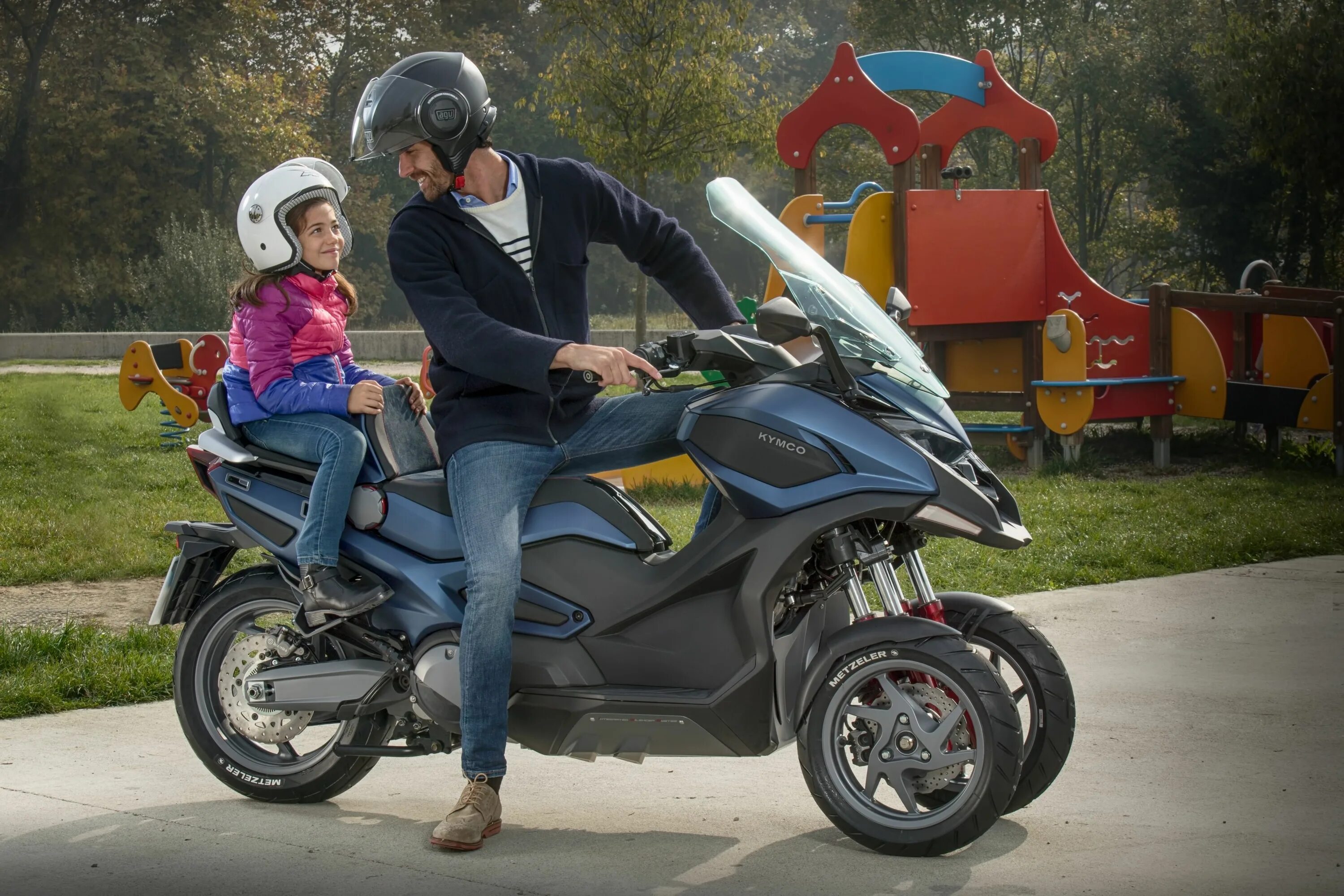 Кимко скутер CV. Kymco cv2 и cv3. Пассажир на мотоцикле. Мотоцикл для детей. Скольки лет можно кататься на мотоцикле