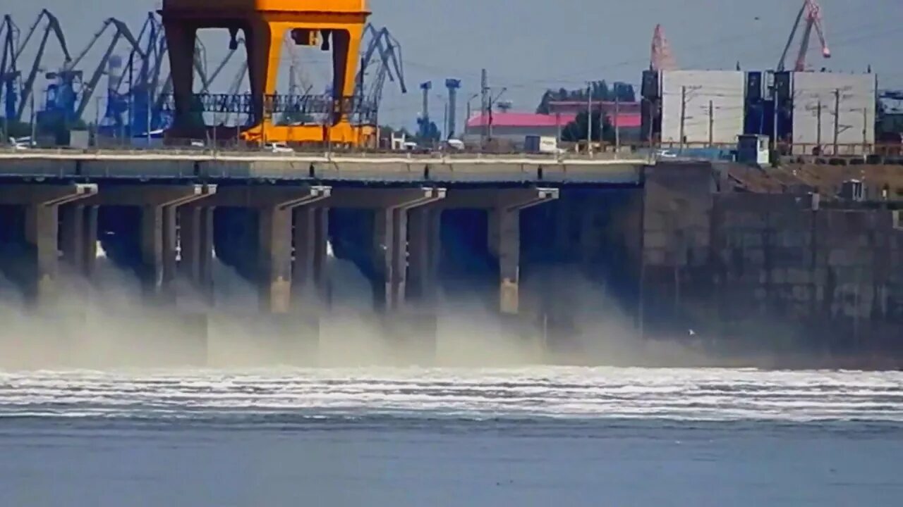 Сброс воды цимлянского. Поселок ГЭС Волгоград. Волгоград ГЭС плотина сброс. Дамба ГЭС Волгоград селёдка. Катерина Волгоград ГЭС.