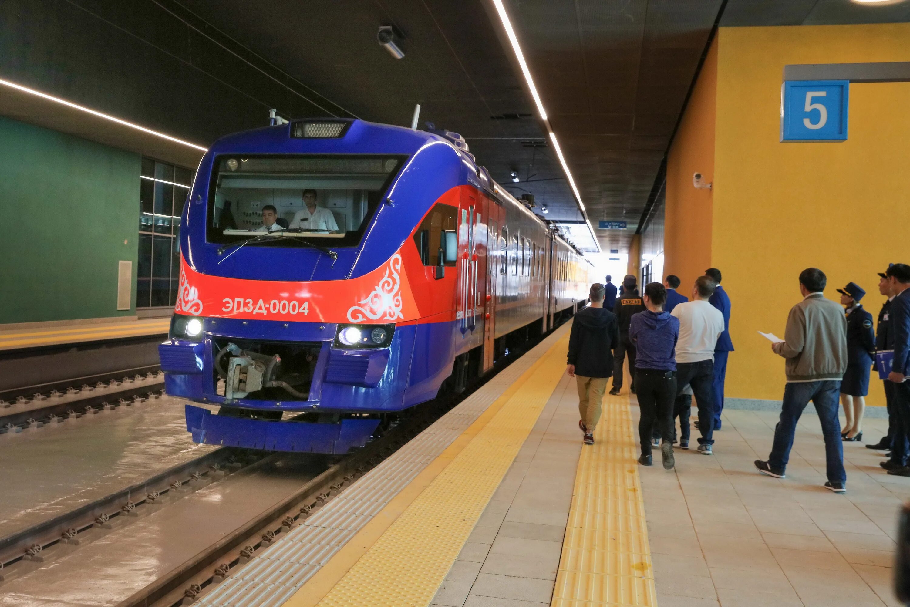 В казахстане стоят поезда. Ктж - «пассажирские перевозки» поезд 021ц. Пассажирские вагоны ктж. В казахстане стоят поезда. Станция азат казахстан.
