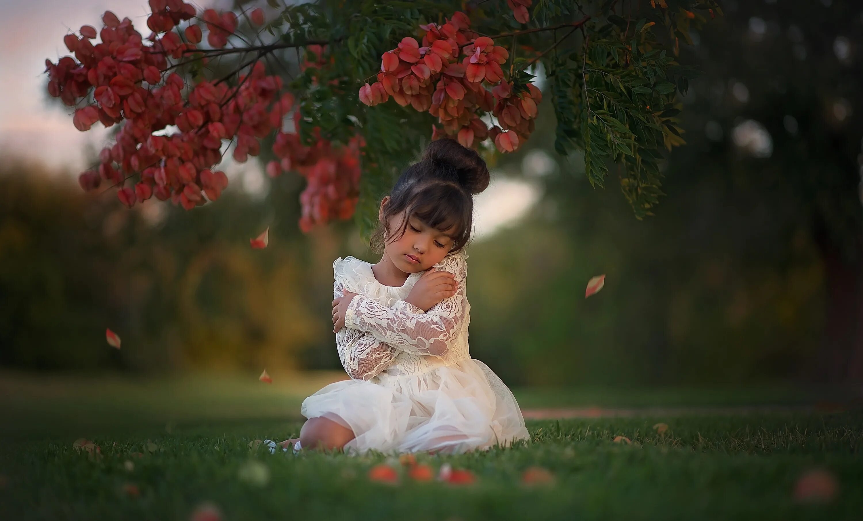 весна любовь. дети с цветами. девочка гуляли мы в саду слушать. весна любовь. весенняя девушка.