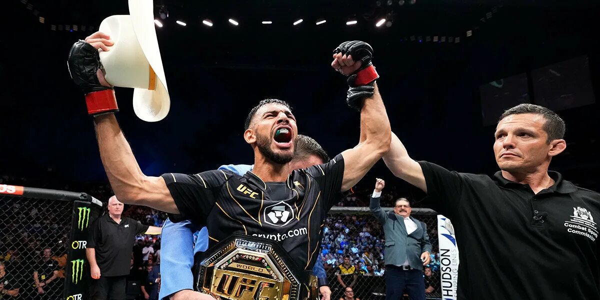 Родригес ufc. Yair Rodriguez. Яир Родригес Брендон Морено Алекса Грассо. Джош Эммет Яир Родригез треугольник.