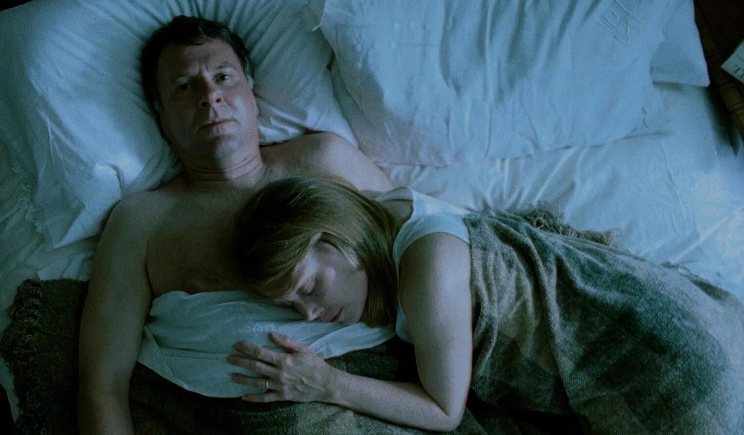 В спальне (2001).