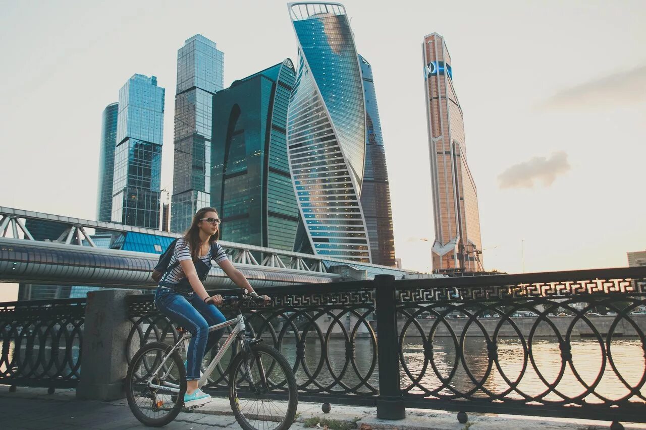 Москва сити фото людей. Фотосессия на фоне Москва Сити. Байк на фоне Москва Сити. Девушка на фоне Москва Сити. Велосипедист Москва Сити.