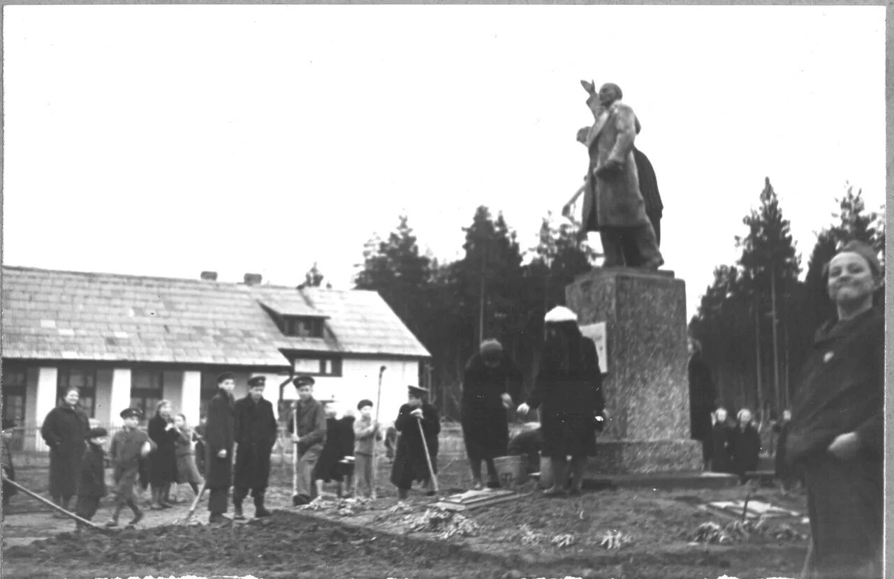 Памятник Ленину в поселке красава. Памятник Ленину в поселке Шумском. Ленинградская область Тихвинский район красава поселок. Памятник Ленину в посёлке Лесной. История п 21