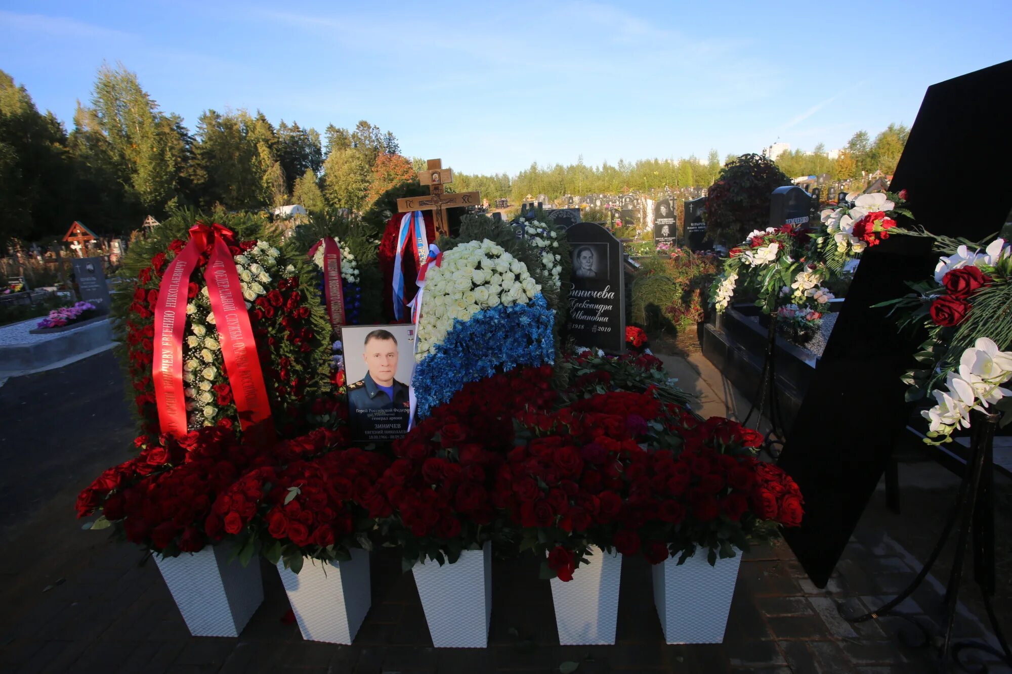 Понять похоронить. Могила Зиничева на Северном кладбище.