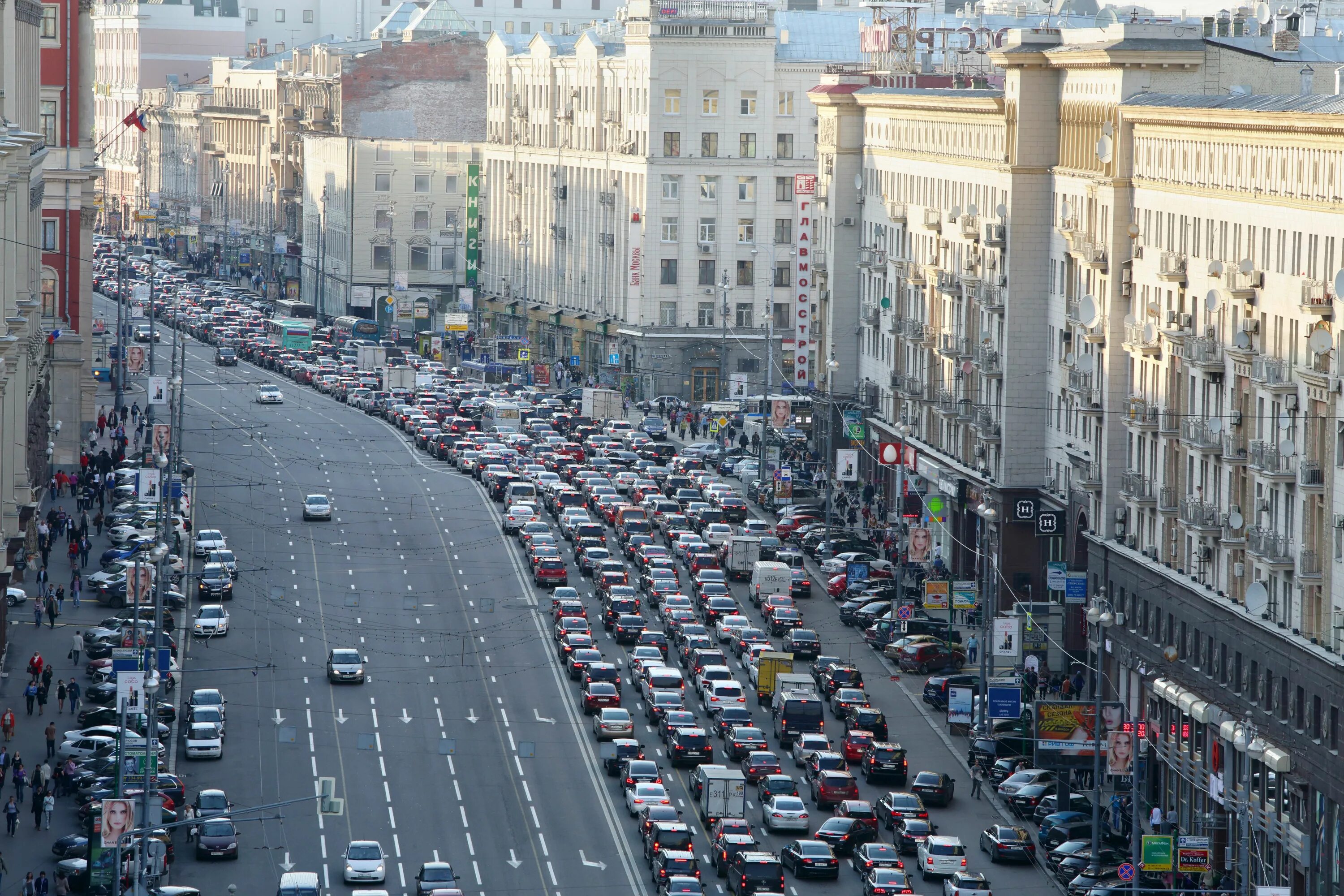 Улица большая дорога. Тверская улица в Москве пробки. Пробки в Москве. Московские пробки. Прокив Москве.