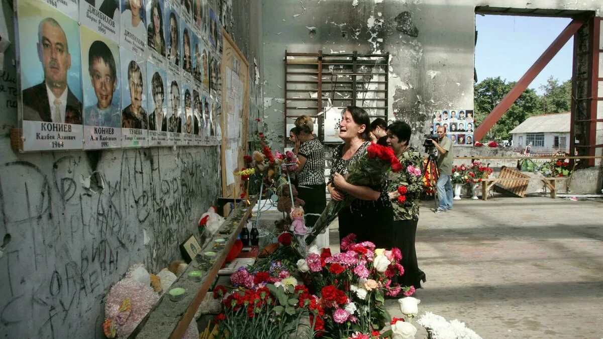 Теракт в школе беслана в каком году. Трагедия в Беслане 1 сентября 2004. Терроризм в Беслане 1 сентября. Северная Осетия Беслан 1 сентября. Беслан Северная Осетия сентябрь 2004.