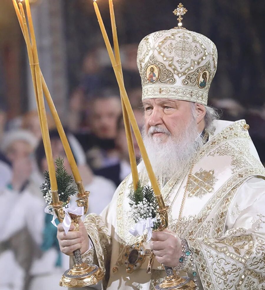 Патриарх кирилл рождество 2020 литургия. Патриарх кирилл преображение господне соловки. Резиденция патриарха кирилла в москве. Священник на службе в храме. Храм христа спасителя кирилл.