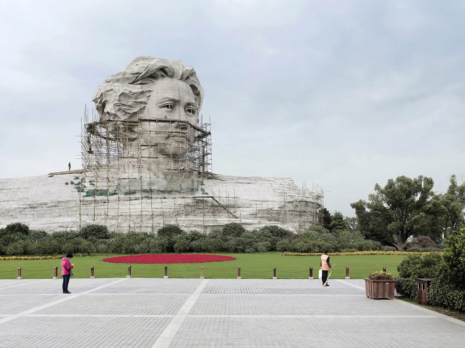 Хорошо громадный. Монумент Мао Цзэдун. Чанша памятник. Самый большой мемориал в мире. Огромные скульптуры.