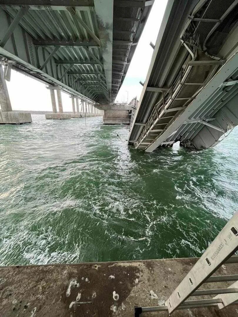 Крым разрушают. Крымский мост взорвали 2022. Крымский мост рухнул 2022. Крымский мост 8 октября 2022. Обрушенный мост.