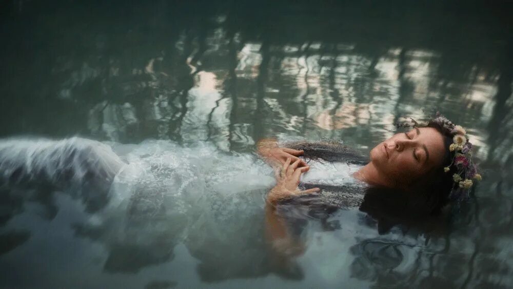 Оживить фото. Живые фотографии людей. Девушка вода gif. Гифка девушка в воде.