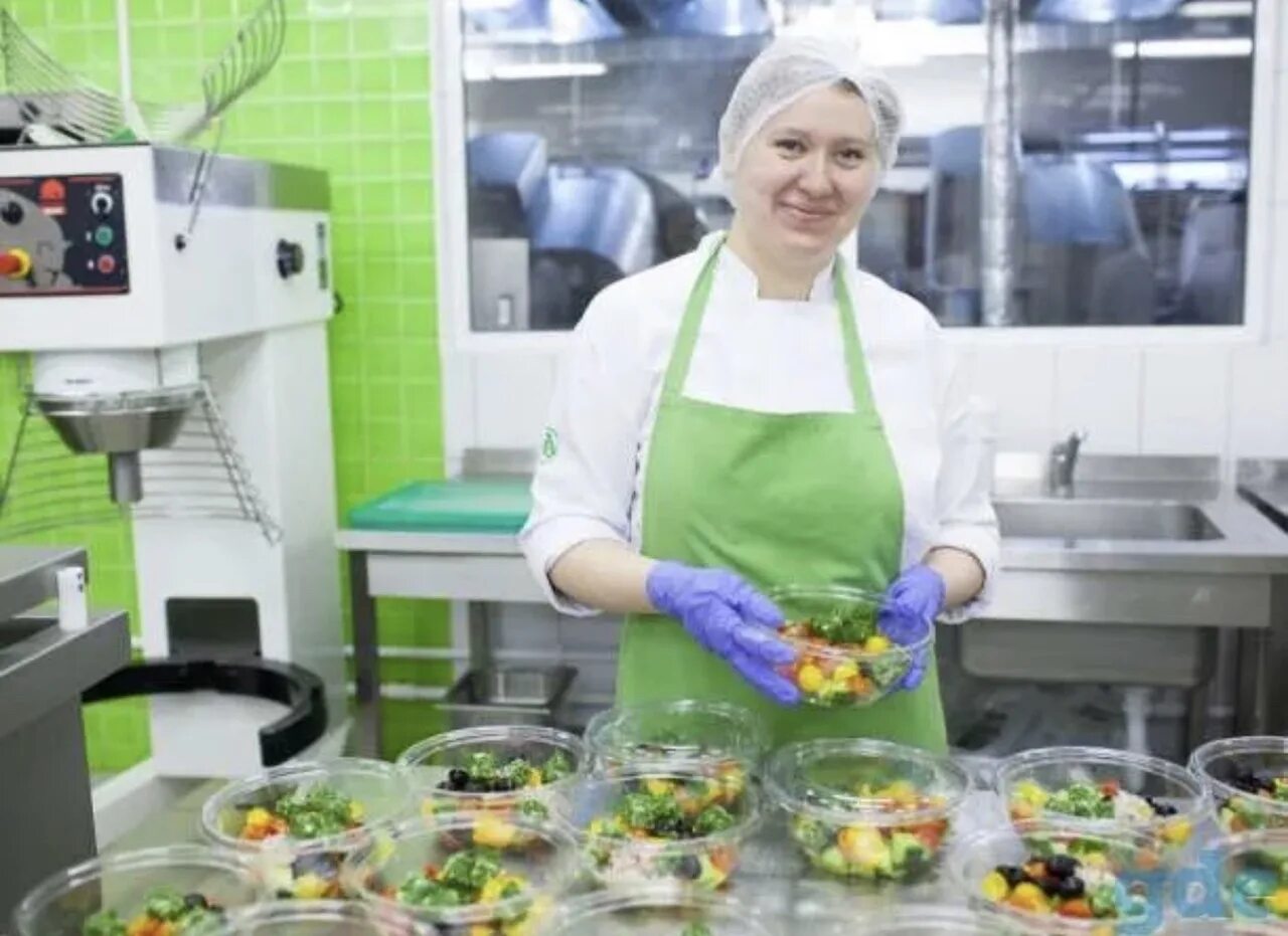 Повар вкусвилл. Салатный цех. Повар салатного цеха. Повар холодного цеха. Повар в холодный цех.