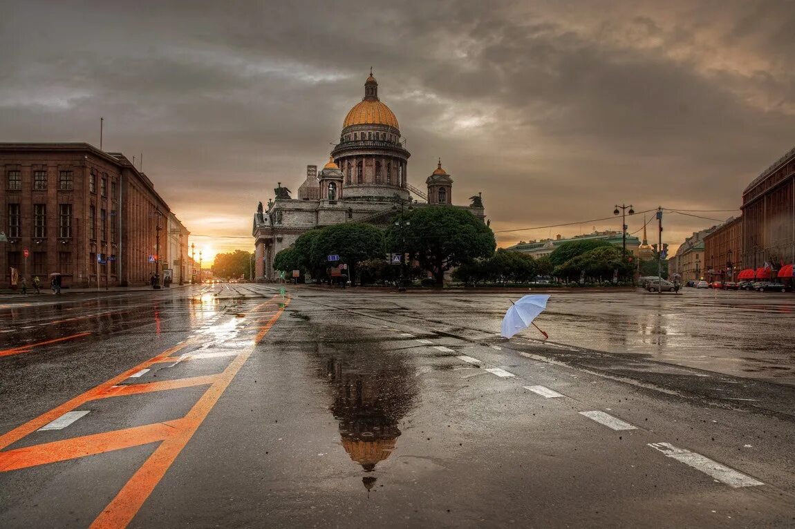 Исаакиевская площадь Санкт-Петербург. Летний Петербург Исакиевский. Исаакиевская площадь ливень. Пасмурный питер