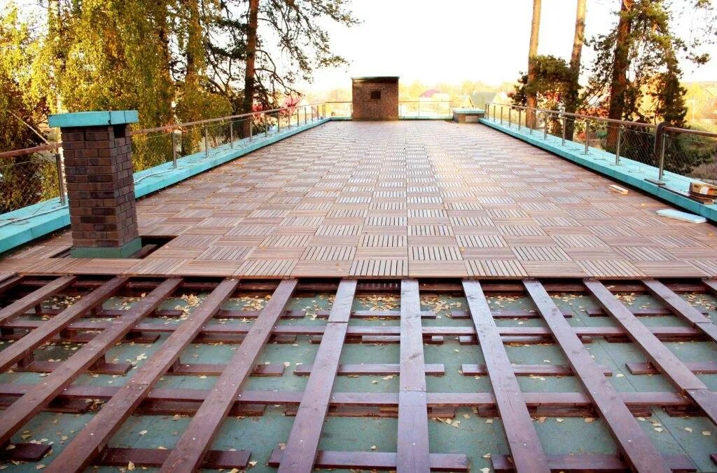 Плоская кровля. Плоская кровля в частном доме. Проект с плоской крышей z500. Эксплуатируемая плоская деревянная крыша. Дом 200кв эксплуатируемая крыша.