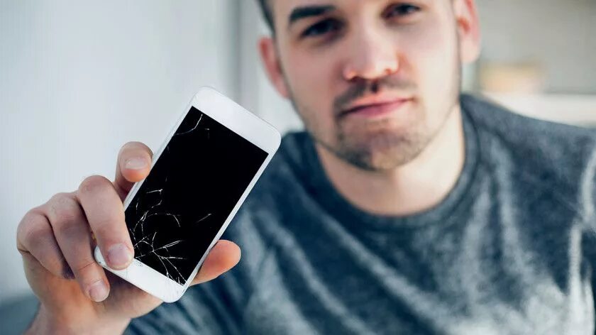 Разбила молотком смартфон. Мужчина с разбитым телефоном. Сломанный смартфон. Человек с разбитым телефоном. Сломанный смартфон.