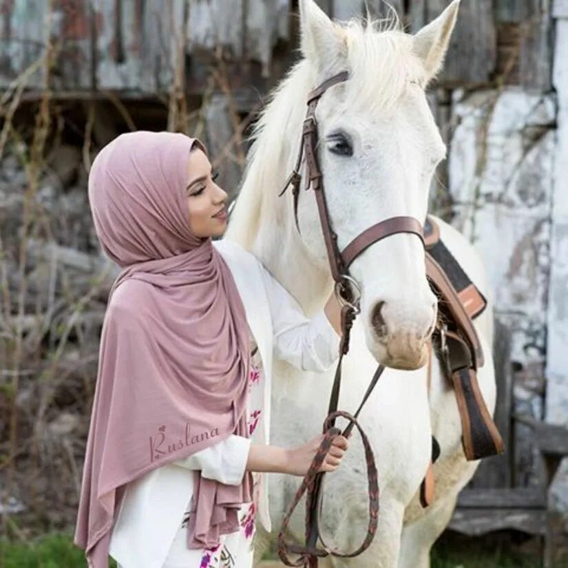 Мусульманские лошади. Мусульманка на лошади. Мусульманка на коне. Мусульманский девушке на коне. Девушка в хиджабе на лошади.