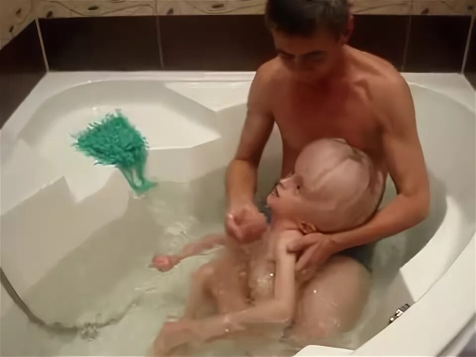Мама в ванне видео. Моется в ванной. Совместное купание. Дочь купается. Купание в ванной с мамой.