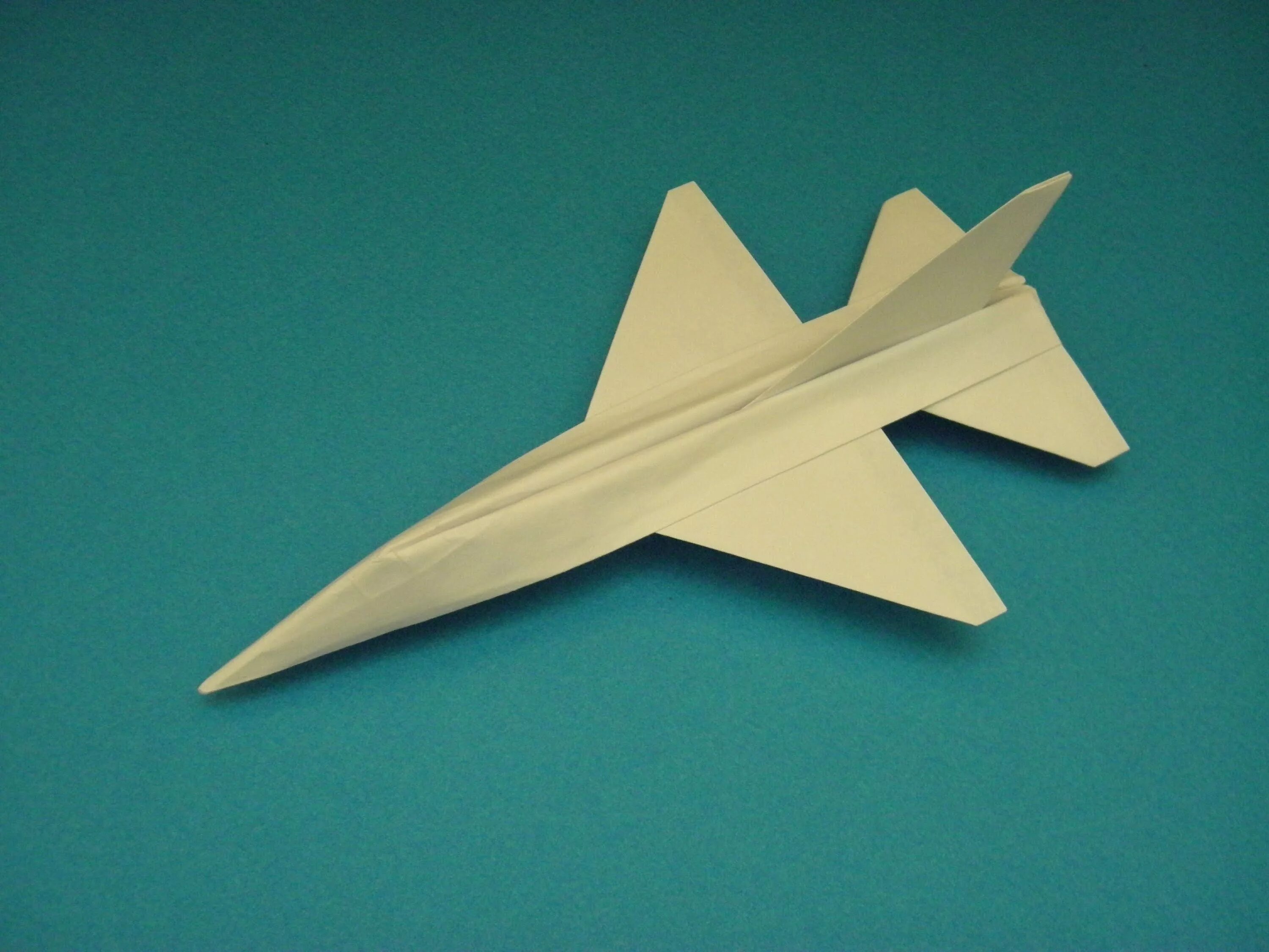 Бумажный истребитель. Оригами самолёт истребитель ф16. Самолет f16 из бумаги. Оригами истребителя ф - 16.. Самолет из картона.