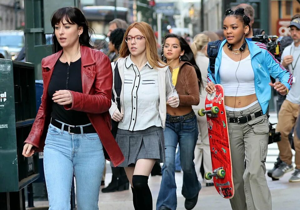 сидни суини мадам паутина. мадам паутина сидни. дакота джонсон мадам паутина. синди суини мадам паутина. сидни свуини мадам паутина кадры.