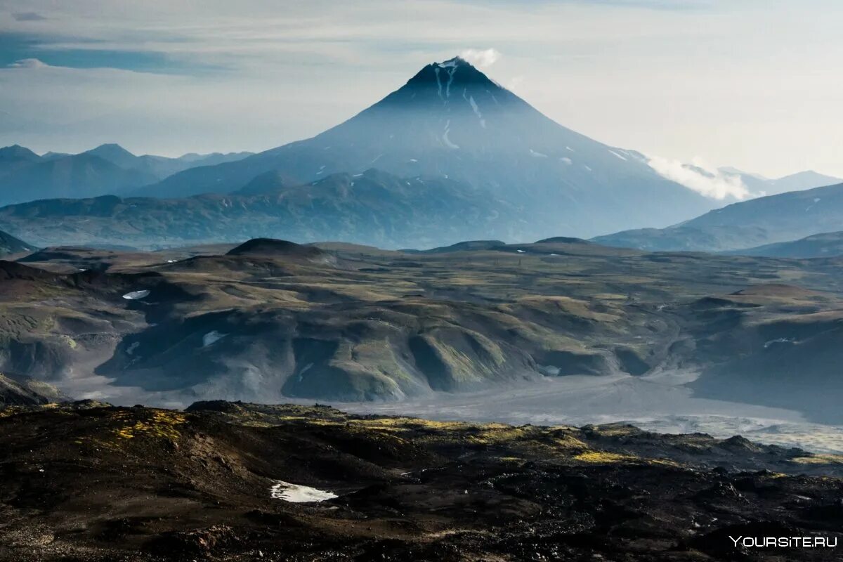 Вулканы востока. Вулканы камчатки дальний восток. Камчатка ключевская сопка. Камчатка вулкан ключевская сопка. Вулканические хребты камчатки.