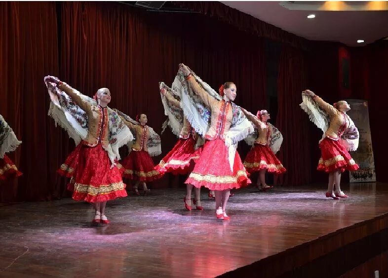 пляска с платочками. пляска с платочками. танец с платками. группа берёзка (ансамбль). танец с платками русский народный.