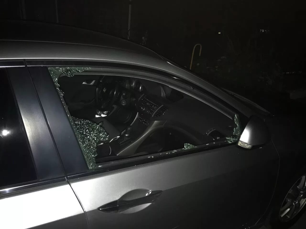 Разбили окно машины. Разбил окно в машине. Разбитое боковое стекло. Разбитое стекло автомобиля тонированное. Мерседес разбитое стекло.