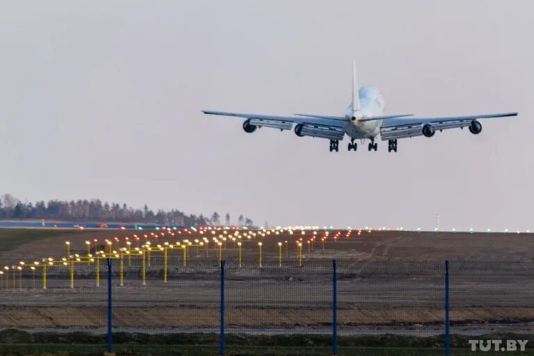 В минском аэропорту самолет. Самолеты Минск аэропорт. Минск взлет самолёта. Аэродром Минск взлет самолёта. Внутригосударственный аэропорт.