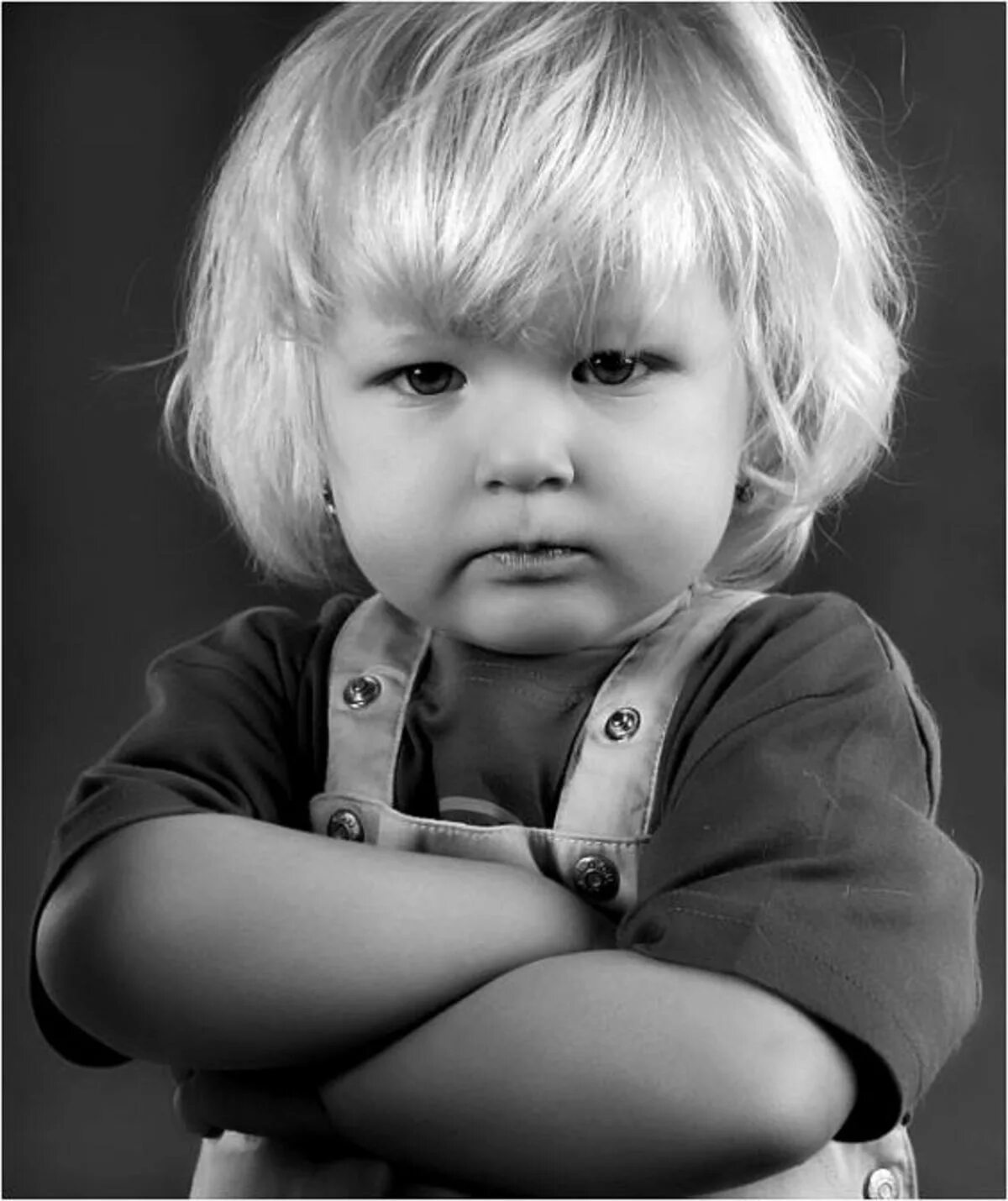 серьезная девочка. злая девочка. смешные дети. дети чб фото для дизайна. серьезная девочка.