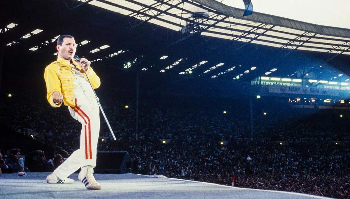 Фредди меркьюри стадион. Фредди Меркьюри Wembley 1986. Фредди Меркьюри стадион Уэмбли 1986. Фредди Меркьюри Уэмбли 1985. Концерт Фредди Меркури на стадионе Уэмбли 1986.