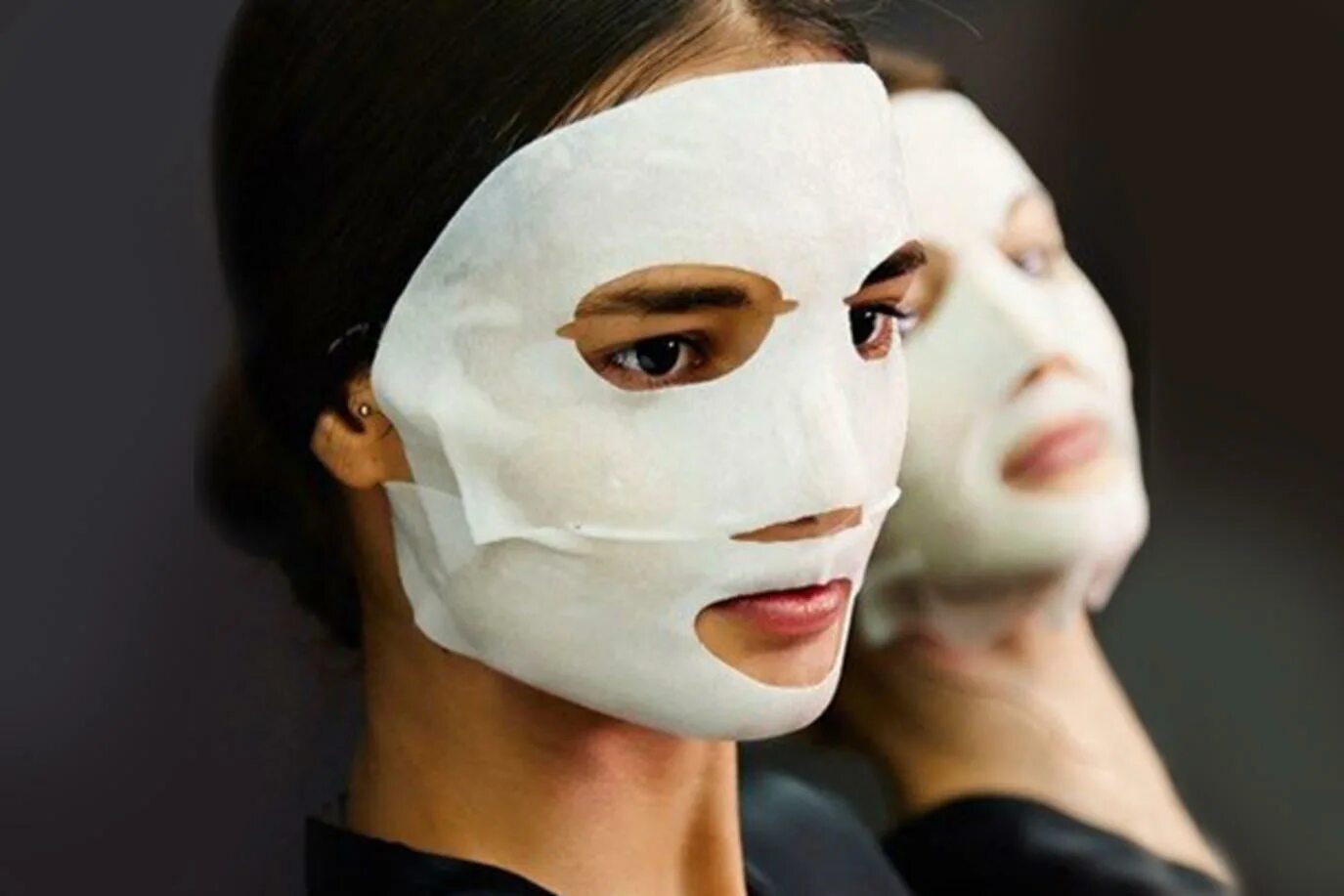 Тканевая маска использовать повторно. Нанесение тканевой маски. Девушка с необычной омолаживающей маской на лице. Самые странные омолаживающие маски для лица. Тканевые маски картинки.