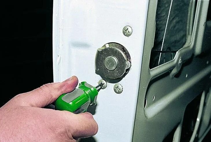 Не закрывается дверь 2107. Дверной замок ваз 2107. замок закрытия двери ваз 2107. крепеж замка двери ваз 2107. дверной замок ваз 2106.