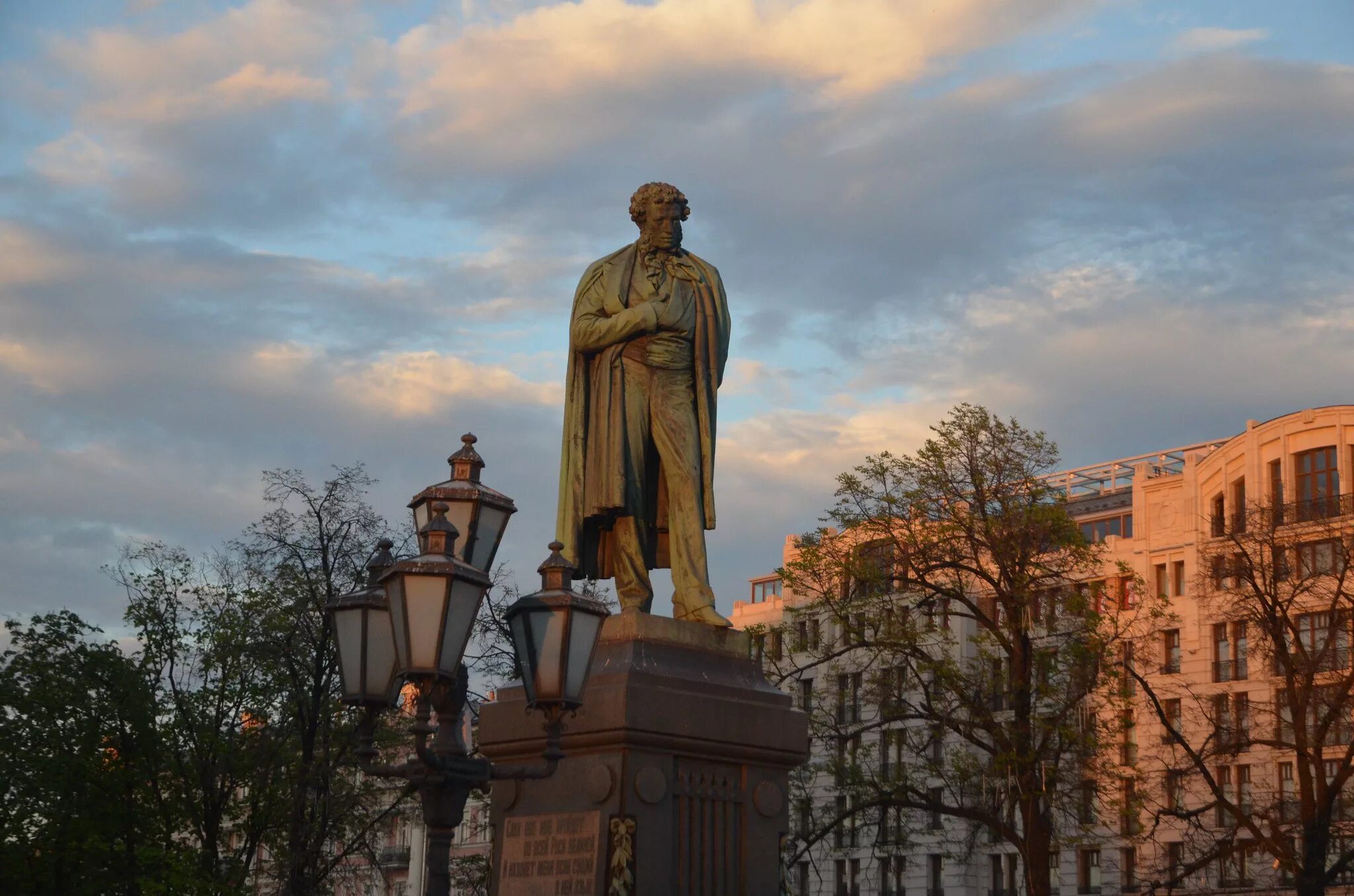 Какой памятник сделал пушкин. Памятник Пушкину в Москве на Тверском бульваре. Памятник а. с. Пушкину (Москва, Пушкинская площадь). Памятник Пушкину на Пушкинской площади.