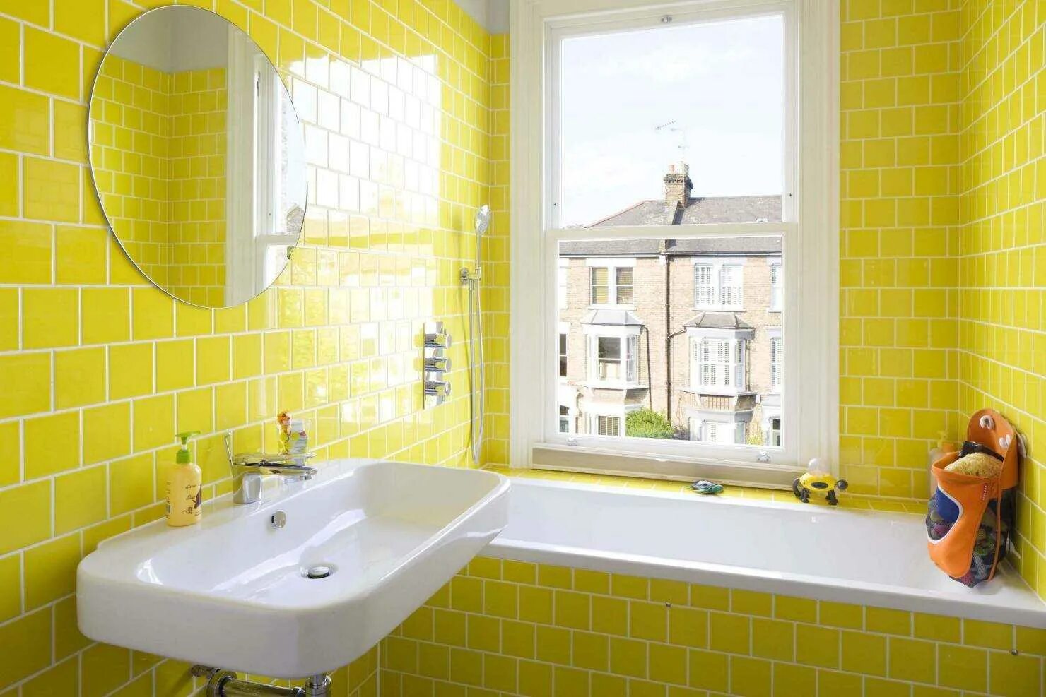 Желтая плитка купить. Желтая плитка для ванной комнаты. Желтая ванная комната. Ванная с желтой плиткой. Ванная в желтом цвете.